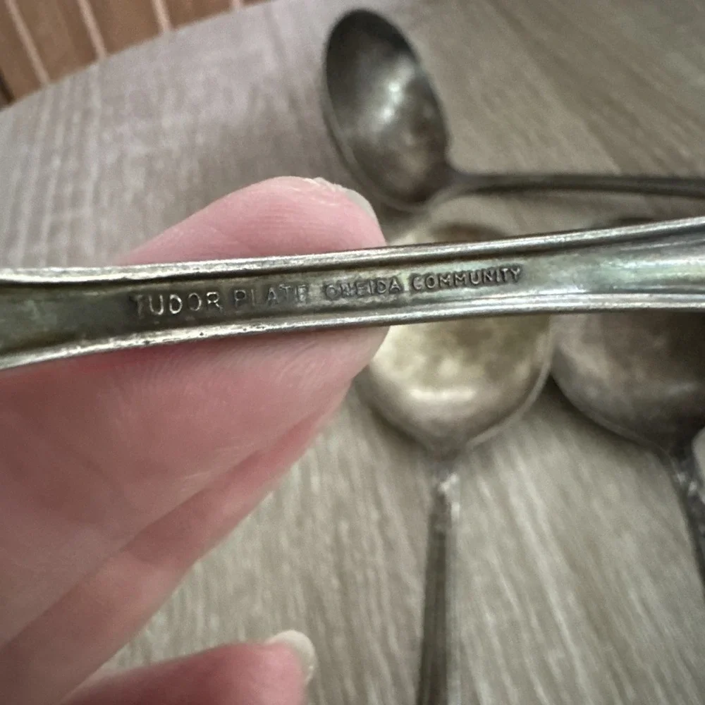 Oneida Community-Tudor Plate Soup Spoons Soup Ladle -  Lot of  5  Queen Bess